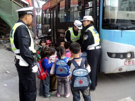 非法校车超员“挤得爆”&nbsp;宜宾交警拦截“顶格罚”(图3)