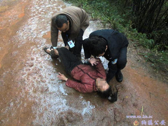 女子凌晨昏倒路边 渠坝民警立送医院(图1) 女子凌晨昏倒路边 渠坝民警立送医院(图1)