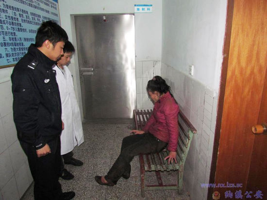 女子凌晨昏倒路边 渠坝民警立送医院(图2) 女子凌晨昏倒路边 渠坝民警立送医院(图2)