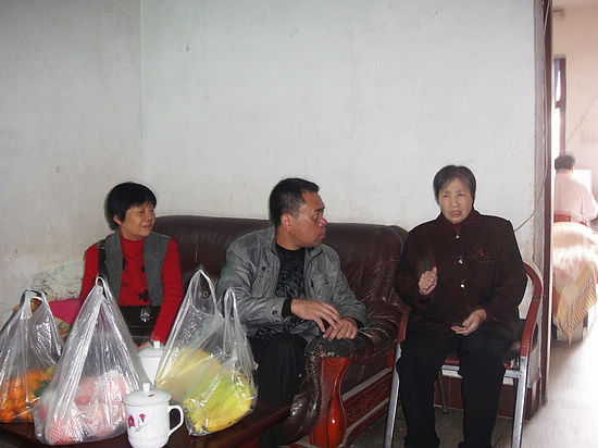 工会送温暖 关望老园丁(图1) 工会送温暖 关望老园丁(图1)