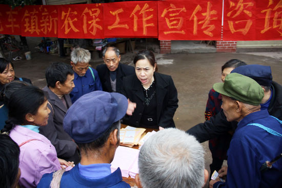 龙车镇:宣传讲解 群众喜悦参保(图2) 龙车镇:宣传讲解 群众喜悦参保(图2)