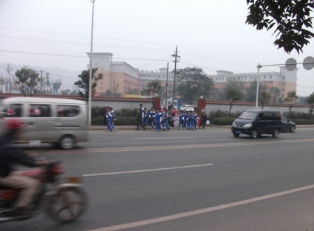 宜宾一学校门口无红绿灯&nbsp;学生天天与车“抢跑”(图1)