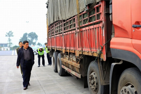 云南一司机在宜水高速公路冲关逃费被挡获(图2)
