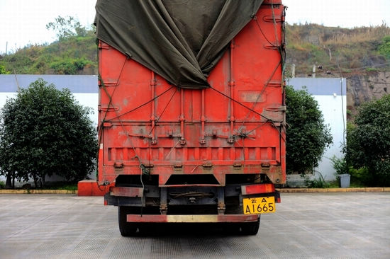 云南一司机在宜水高速公路冲关逃费被挡获(图1)