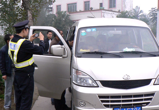 牛滩镇：联合行动&nbsp;严查接送学生超员车