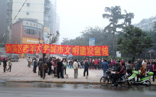 泸州&nbsp;纳溪城区活跃着一支夕阳红志愿者队伍(图1)