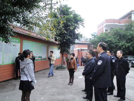 泸州市副市长张显富指导落卜镇中心校禁毒教育工作(图1) 泸州市副市长张显富指导落卜镇中心校禁毒教育工作(图1)