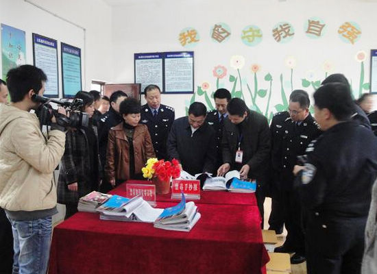 泸州市副市长张显富指导落卜镇中心校禁毒教育工作(图2) 泸州市副市长张显富指导落卜镇中心校禁毒教育工作(图2)
