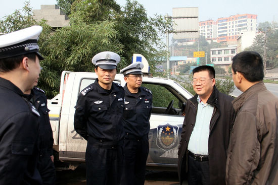 宜宾交警“三级联动”站好农村交通“安全岗”(图1) 宜宾交警“三级联动”站好农村交通“安全岗”(图1)