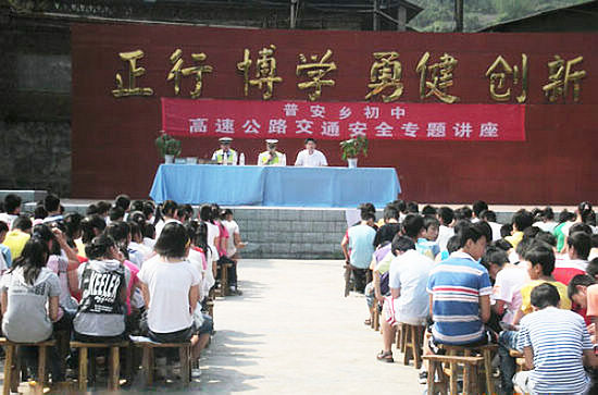 宜宾交警“三级联动”站好农村交通“安全岗”(图3) 宜宾交警“三级联动”站好农村交通“安全岗”(图3)