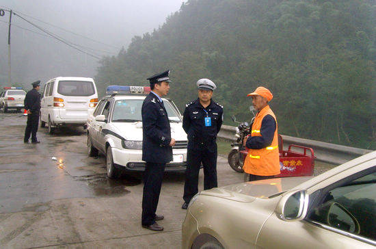 叙永交警勤务支援&nbsp;保障交通安全(图3)