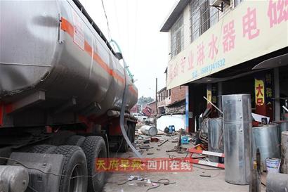 自贡一维修站焊接油罐车引发爆炸&nbsp;距加油站仅200米(图3)