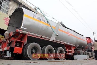 自贡一维修站焊接油罐车引发爆炸&nbsp;距加油站仅200米(图1)