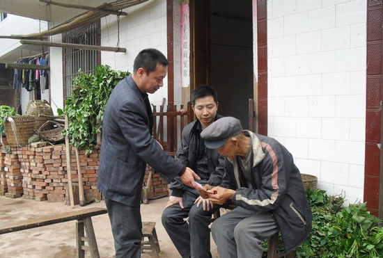 大石乡:县人大代表慰问农村地下党员(图1) 大石乡:县人大代表慰问农村地下党员(图1)