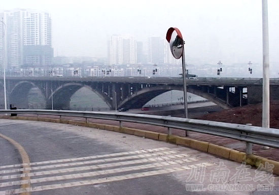 泸州市主城区沱二桥百子图路口便道通行须知(图4)