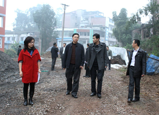 泸州市台办主任韩俊平一行视察海潮学校建设情况(图1) 泸州市台办主任韩俊平一行视察海潮学校建设情况(图1)