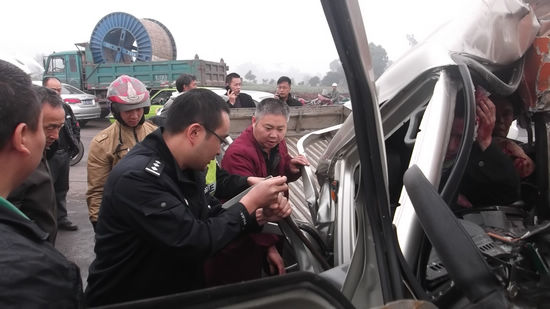 长航泸州公安救助车祸伤员(图1)