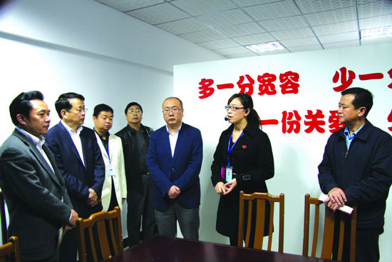 全省老干部工作进社区推进会参会人员到江阳区参观(图1) 全省老干部工作进社区推进会参会人员到江阳区参观(图1)