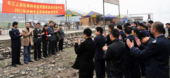 泸州市开展渔业资源放流活动&nbsp;投放鱼种300余万尾(图1)