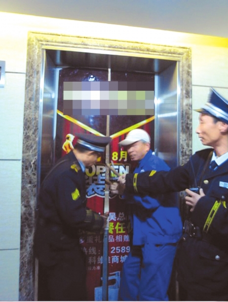 屡次经历"电梯惊魂"&nbsp;泸州一小区住户上下班爬楼梯(图1)