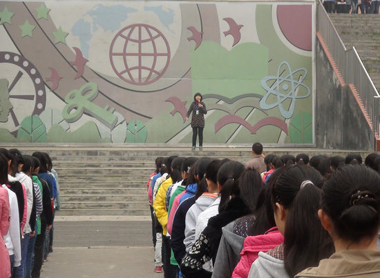 叙永城郊中学开展“读好书，学做人”演讲活动(图1)