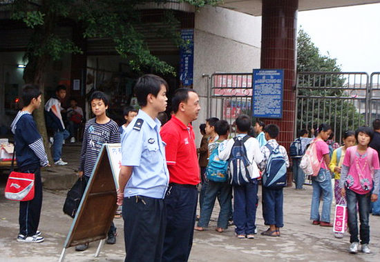 泸州佛荫：加强交通安全管理&nbsp;确保学生上学平安(图2)