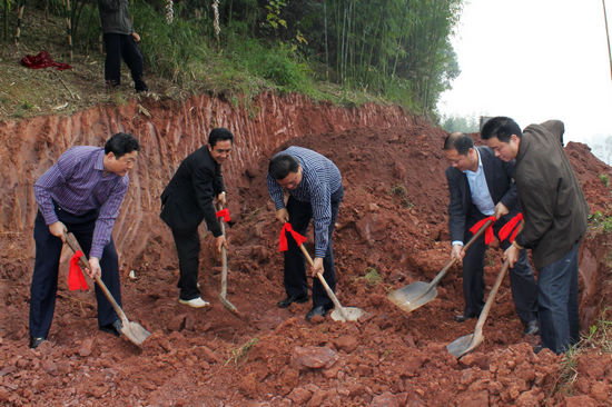 长江泸州航道局帮扶三块石村修建村级道路工程开工(图3)