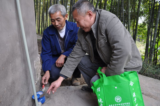 纳溪区&nbsp;水管连到家门口&nbsp;群众不忘装水表(图1)