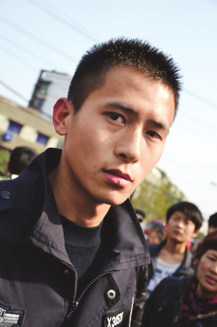 泸州蓝田公交起火 路人提凳砸窗33名乘客都脱险(图4) 泸州蓝田公交起火 路人提凳砸窗33名乘客都脱险(图4)