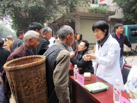 先市镇政府组织泸医中医院专家举行支农义诊活动(图2)