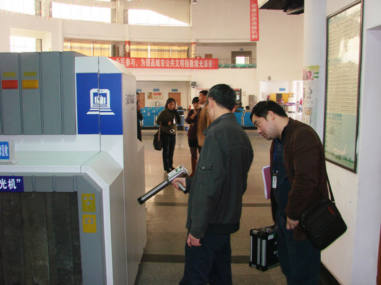 泸州市环保局对江阳区开展安保X射线装置专项检查(图1)