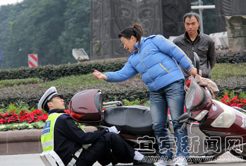 宜宾一女子违章反称被交警非礼