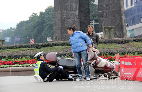 宜宾一女子违章反称被交警非礼(图2) 宜宾一女子违章反称被交警非礼(图2)