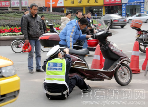 宜宾一女子违章反称被交警非礼(图3) 宜宾一女子违章反称被交警非礼(图3)