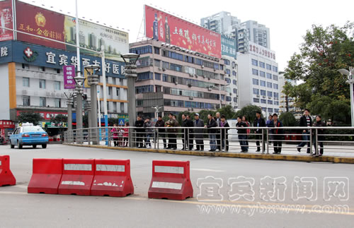 宜宾一女子违章反称被交警非礼(图4) 宜宾一女子违章反称被交警非礼(图4)