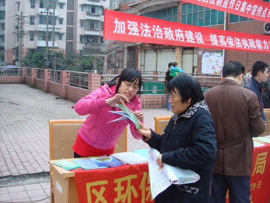 纳溪:宣扬环保法制 争创模范城市(图1) 纳溪:宣扬环保法制 争创模范城市(图1)