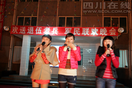 泸州：欢送退伍老兵&nbsp;军民联欢晚会(图4)