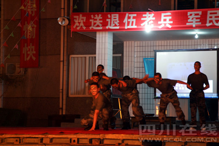 泸州：欢送退伍老兵&nbsp;军民联欢晚会(图7)