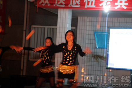 泸州：欢送退伍老兵&nbsp;军民联欢晚会(图3)