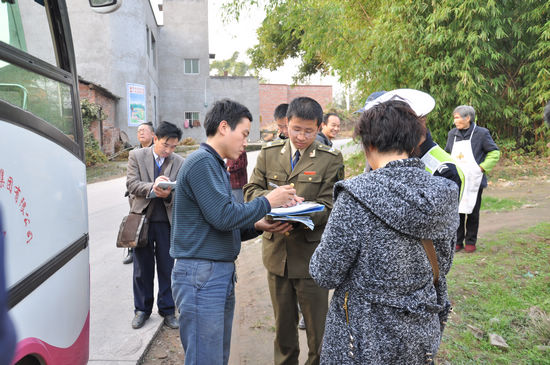 云锦镇：开展校车整治专项行动(图1)