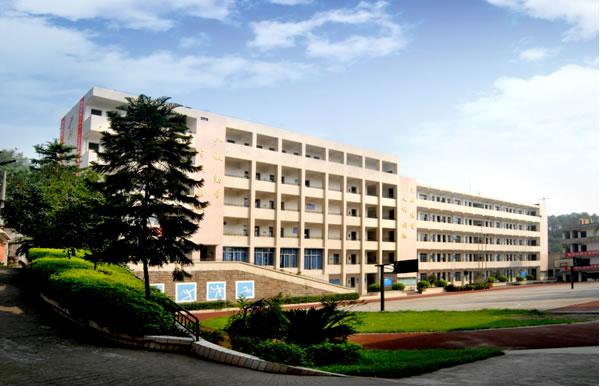 泸州十二中获得"全国优秀家长学校实验基地"殊荣(图1) 泸州十二中获得"全国优秀家长学校实验基地"殊荣(图1)