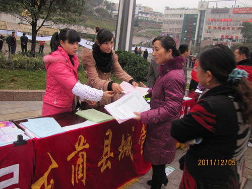 古蔺县城管局参加法制宣传日活动
