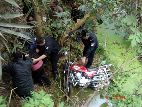 超速行驶冲下河沟&nbsp;宜宾警民联手快速救人(图2)