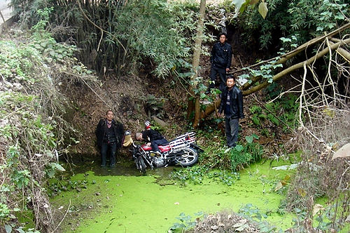 超速行驶冲下河沟&nbsp;宜宾警民联手快速救人(图1)