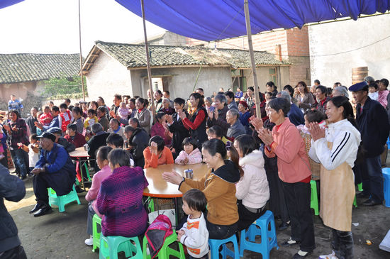 云锦镇：百岁老人过生日&nbsp;县镇领导齐祝贺(图2)