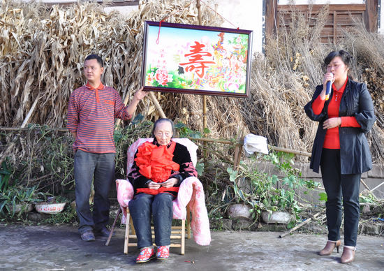 云锦镇：百岁老人过生日&nbsp;县镇领导齐祝贺(图1)