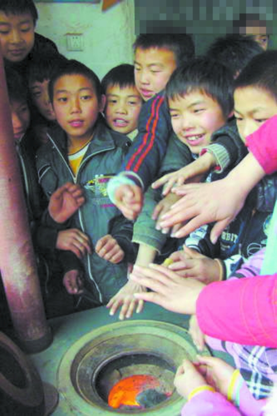 缺煤&nbsp;泸州海拔最高的学校生不起火学生上课脚僵手冷(图2)