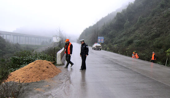 叙永交警提前做好备战冰雪路面的交通安全工作(图1) 叙永交警提前做好备战冰雪路面的交通安全工作(图1)
