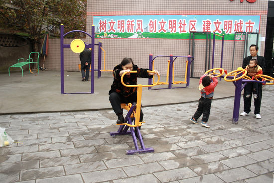 罗汉镇：社区新添健身器材