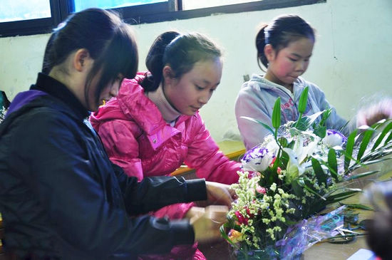 宜宾育才中学学生“现场插花”惊艳艺术节
